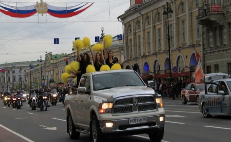 St. Petersburg’u 500 motosikletli işgal etti