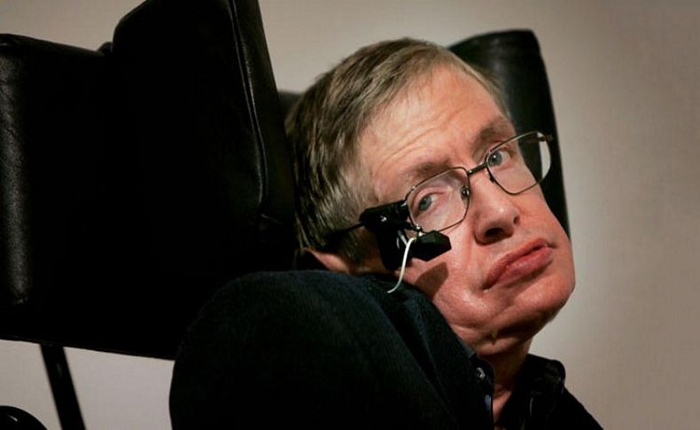 Stephen Hawking hayatını kaybetti