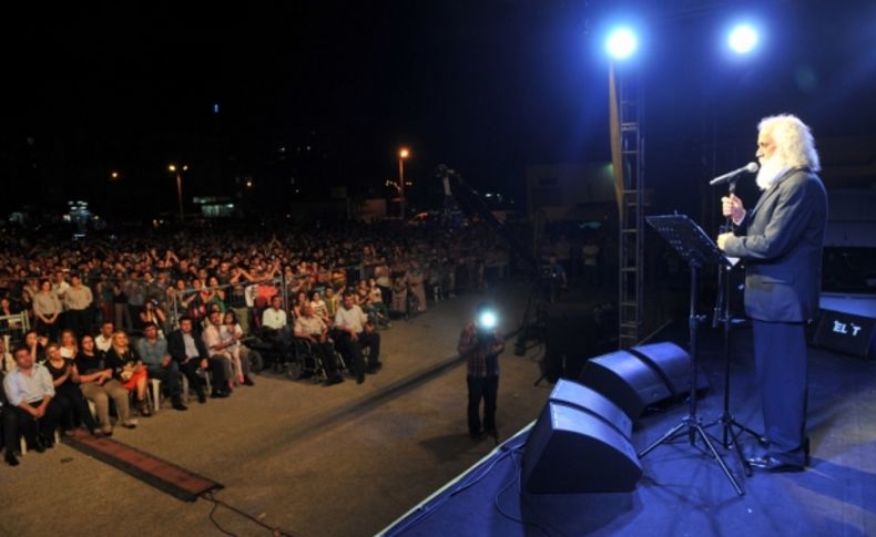 Suavi şarkılarını Deniz’lere söyledi