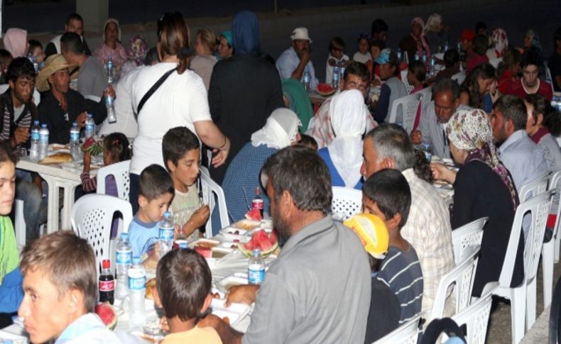 Suriye'den kaçan savaş mağdurlarına iftar verdiler