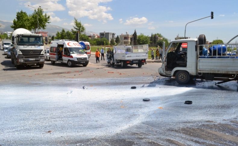 Süt yüklü kamyonet kaza yaptı, süt yola döküldü