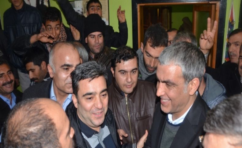 Tahliye olan BDP’li Ayhan Şanlıurfa'da partilileri ile buluştu