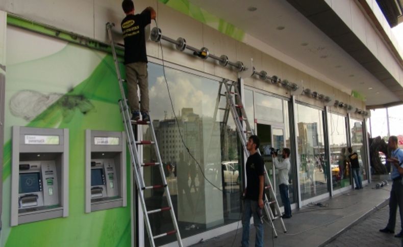 Taksim'deki banka kepenkle önlem aldı