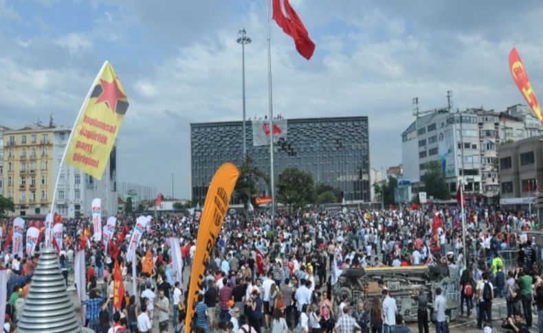 Taksim'e Öcalan posterleriyle geldiler