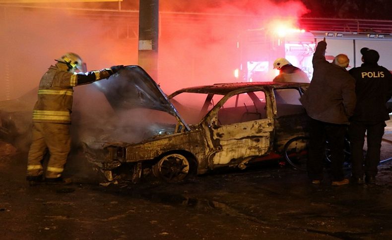 Tamir için bırakılan 2 otomobil alevlere teslim oldu