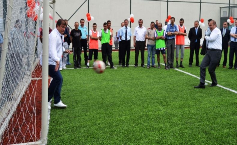 Tanju Çolak, Ordu Cezaevi'nde halı sahanın açılışını yaptı