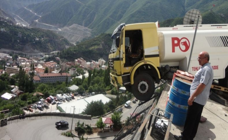 Tanker, demir parmaklara takılarak havada asılı kaldı