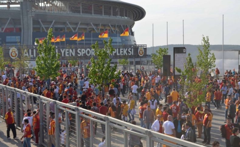 Taraftarlar, Galatasaraylı futbolcuları coşkuyla uğurladı