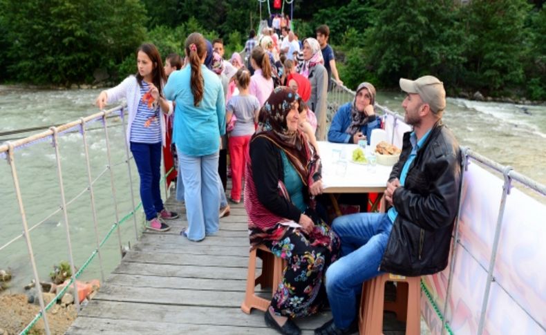 Tarihi asma köprü üzerinde iftar