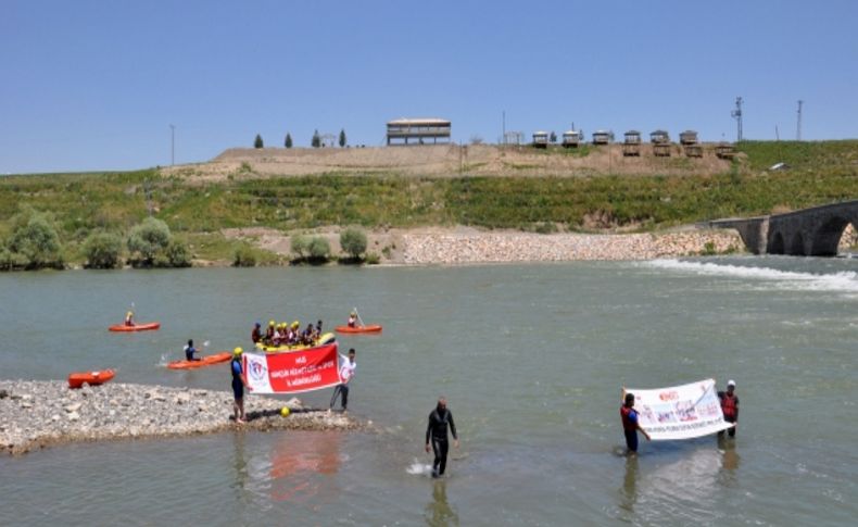 Tarihi Murat Köprüsü'nde kano coşkusu