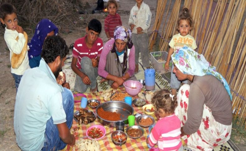 Tarım işçileri ilk iftarlarını çadırlarda açtı