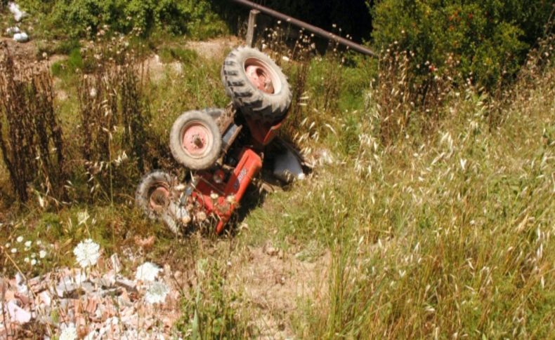 Tarlada kavga ettiği komşusunun traktörünü dereye attı