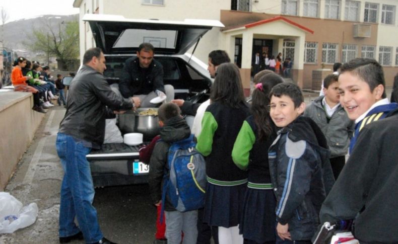 Tatvan'da Kutlu Doğum için etli pilav dağıtılıyor