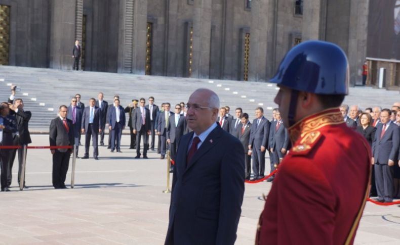 TBMM Başkanı Çiçek, Atatürk Anıtı'na çelenk koydu