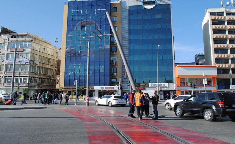 TIR direğe çarptı, tramvay seferleri aksadı