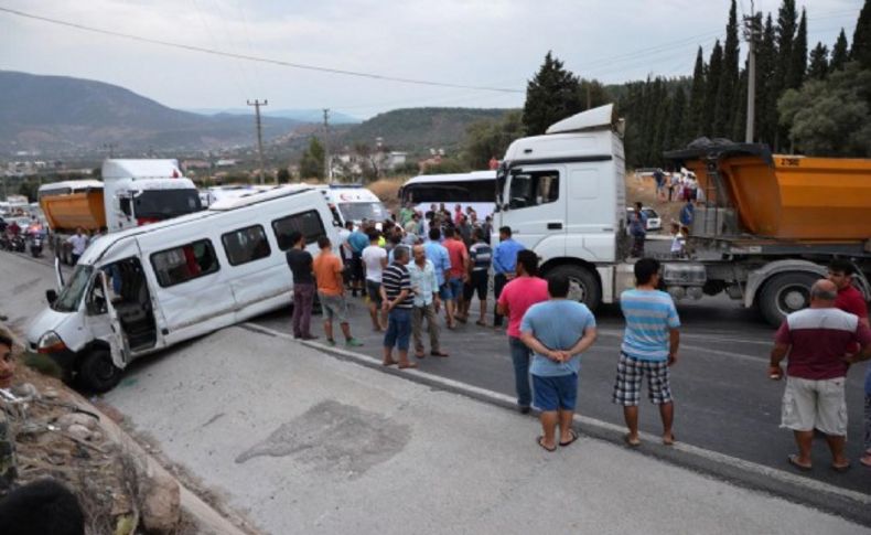 İki feci kaza: 2 ölü, 13 yaralı