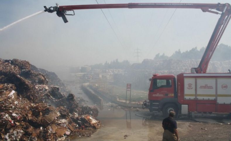 Tire'deki kağıt fabrikasının deposu hala yanıyor