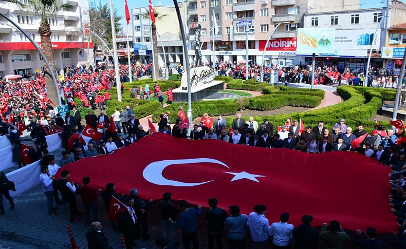 Torbalı'da öğrenciler, şehitler için yürüdü