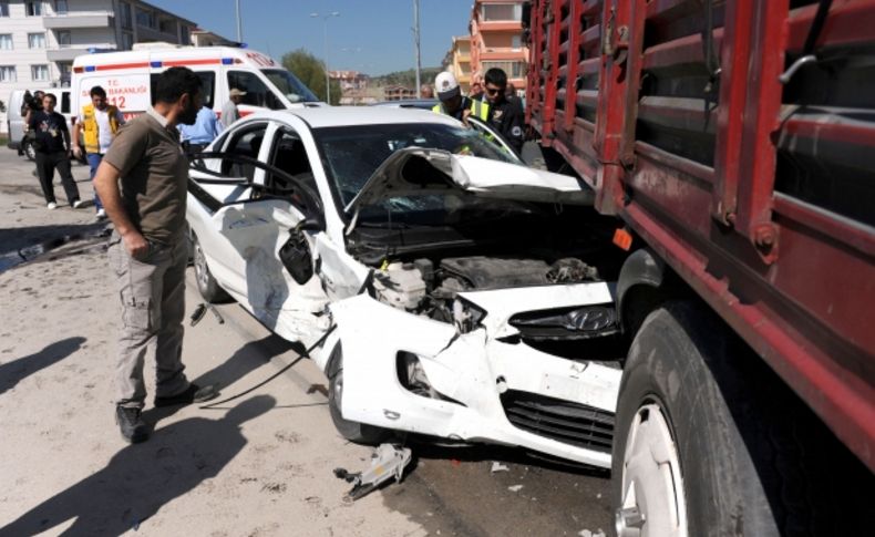 Trafik lambasız kavşakta kaza: 6 yaralı