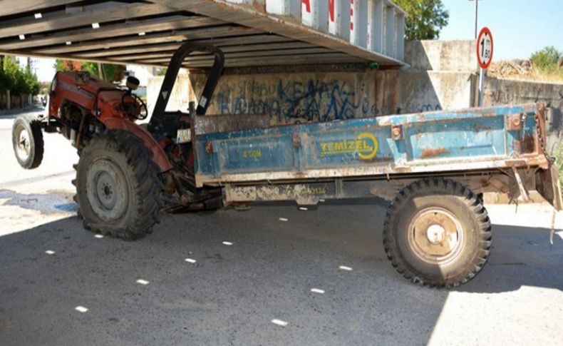 Traktör köprünün altına sıkıştı