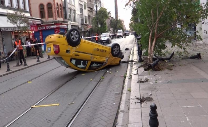 Tramvay yoluna giren taksi takla attı