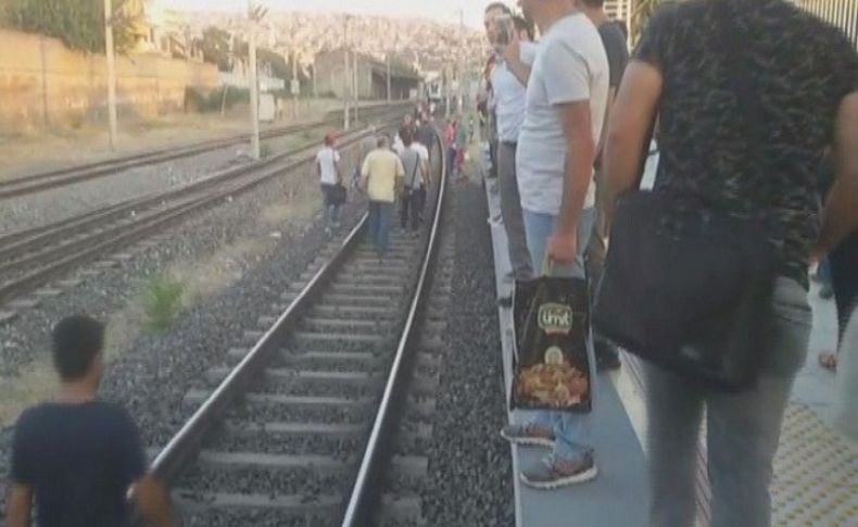 Tren gecikince raylara inen yolcular diğer durağa yürüdü