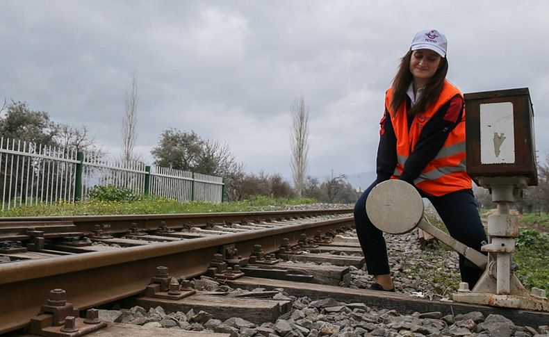 Tren raylarına kadın eli yön veriyor