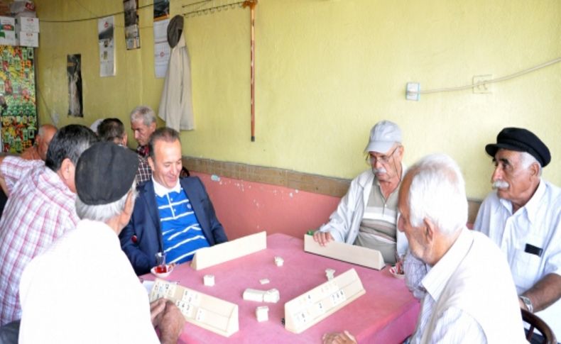 Tunceli Valisi Güner, vatandaşlarla okey oynadı