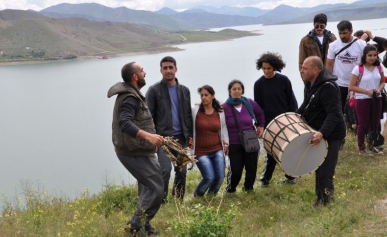 Tunceli’de feribotla mavi turlar başladı