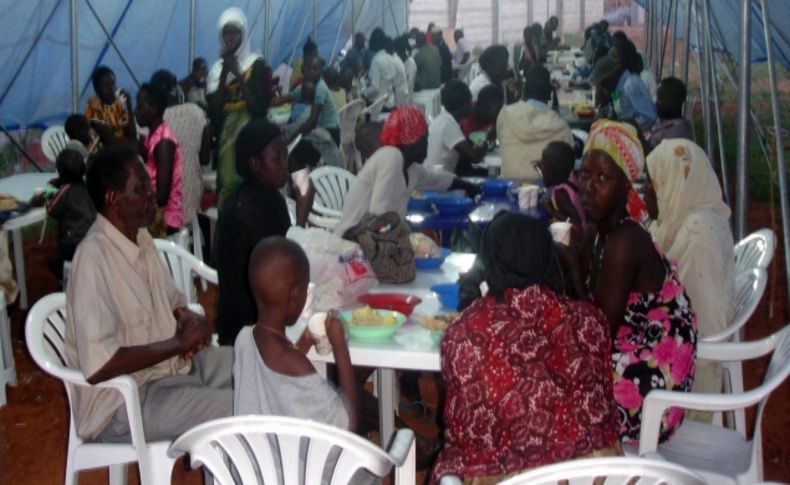 Türk doktorlardan Uganda'da iftar