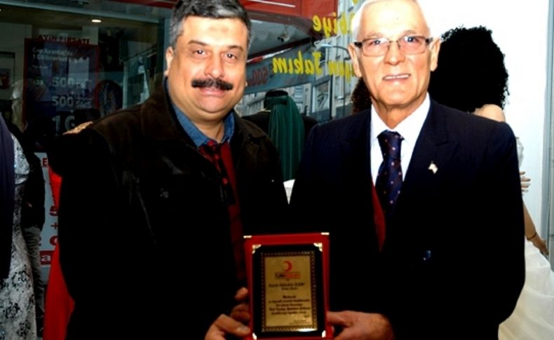 Türk Kızılayı Yakakent Şubesi'nden Bafralı iş adamlarına plaket