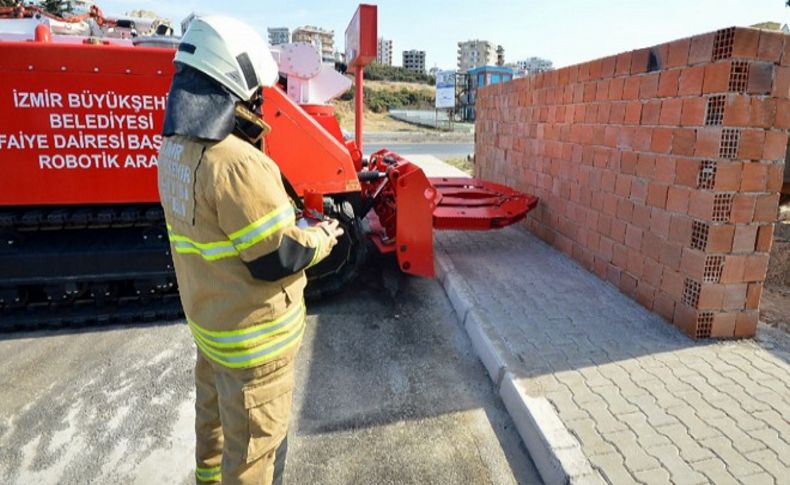 Türkiye’nin ilk robotik itfaiye aracı İzmir’de