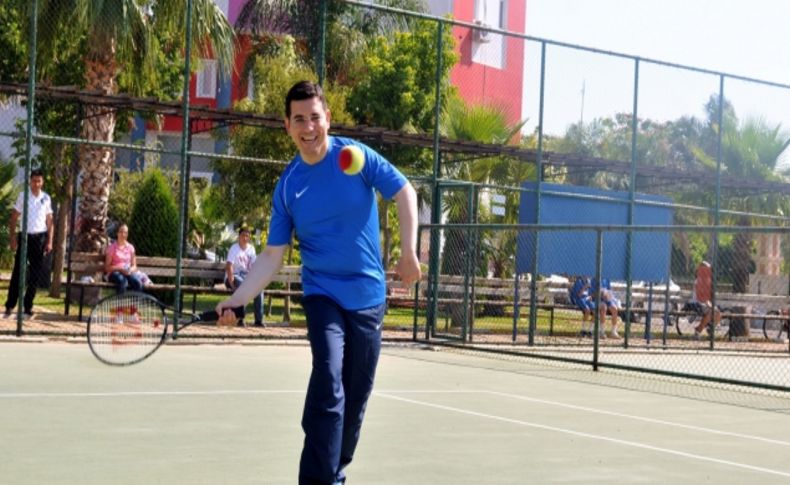 Tütüncü, boks yapıp, tenis ve futbol oynadı