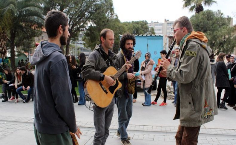 Ukrayna'dan gelip kuyrukdakiler sıkılmasın diye müzik yaptılar