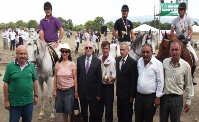 Uludağ Üniversitesi’nde düzenlenen rahvan at yarışlarına büyük ilgi