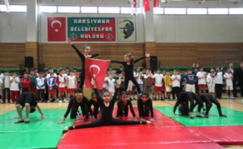 Minik sporculara eşofman dağıtıldı