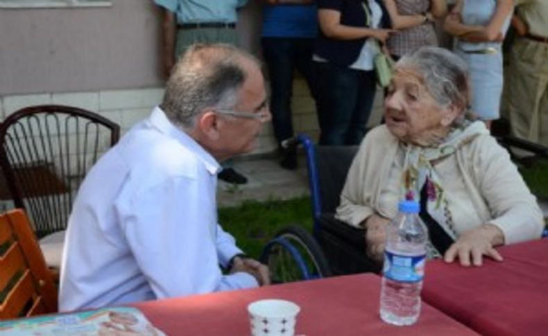 Başkan Bakıcı, Babalar Gününü yaşlılarla kutladı.