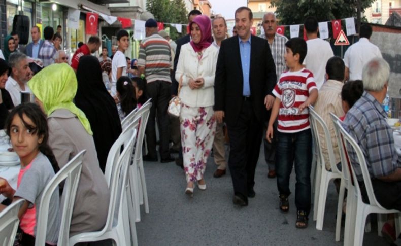 Urfalılar Caddesi’ne iftar sofrası kuruldu