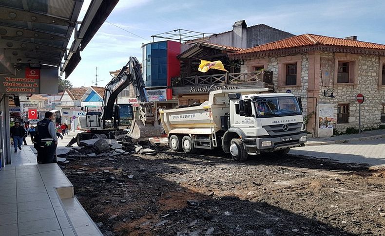 Urla'da Zafer Caddesi trafiğe kapatıldı