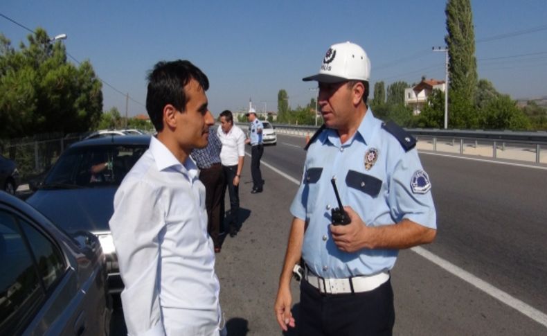 Uşak polisinden sürücülere şeker ve kolonya ikramı