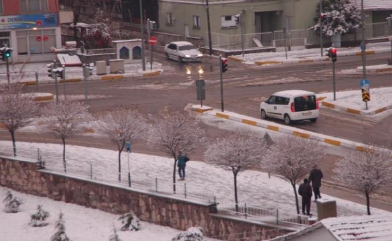 Uşak'a mevsimin ilk karı düştü