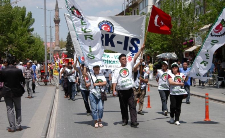 Uşak'ta 1 Mayıs Atatürk anıtı önünde kutlandı