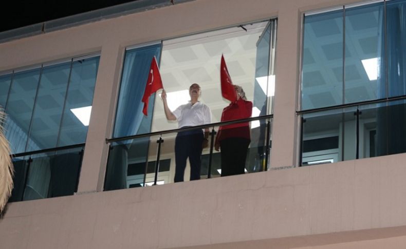 Vali Köşger ve eşi balkondan İzmirlilerle İstiklal Marşı okudu