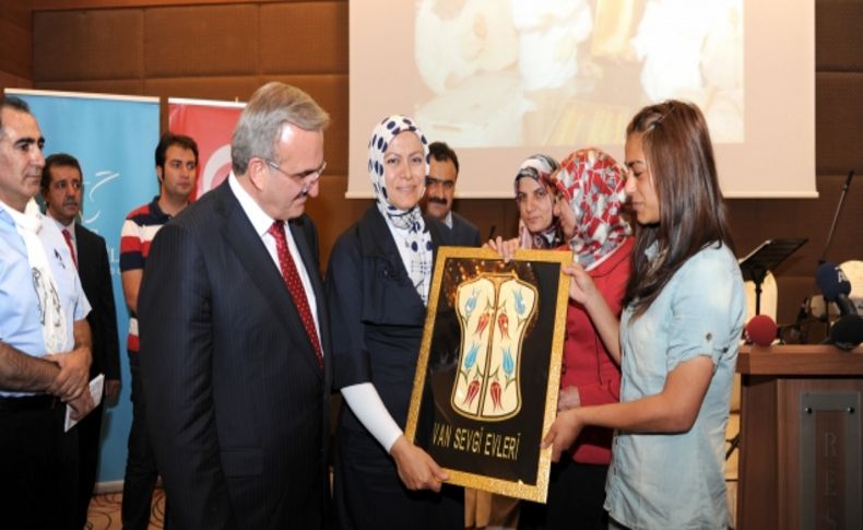 Vanlılar, Bursa'ya atanan Vali Karaloğlu'yla gözyaşları içinde vedalaştı