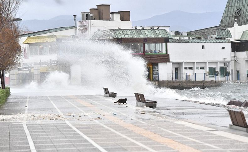 İzmir'de tüm vapur seferleri iptal