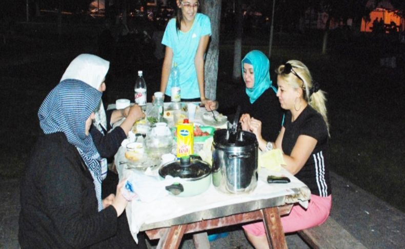 Vatandaş iftar saatine parklara akın ediyor