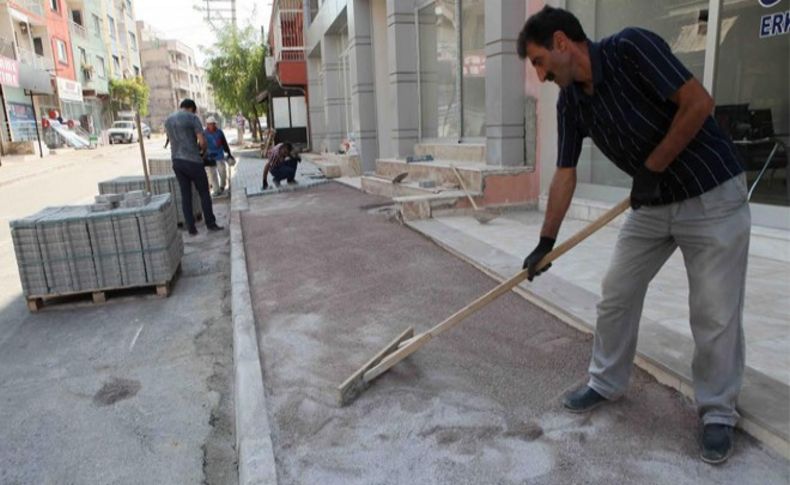 Bayraklı’da fen işleri “harıl harıl” çalışıyor