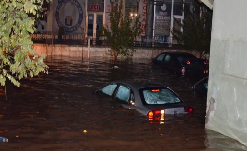 Viranşehir'de şiddetli yağış sele dönüştü