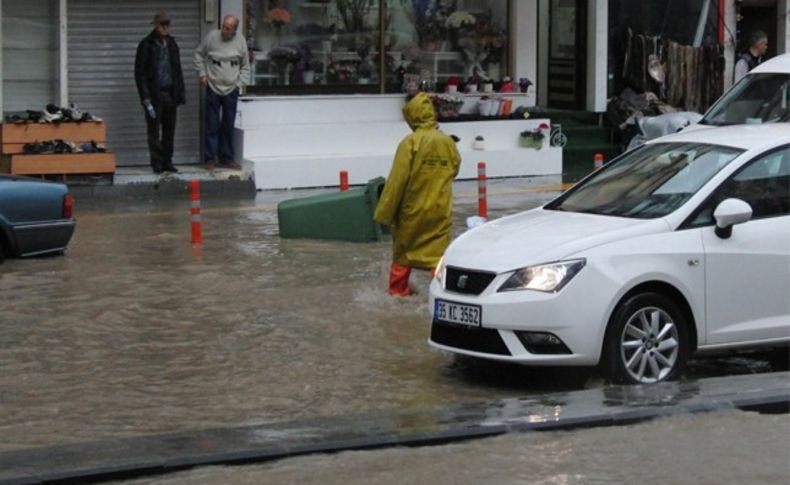 Yağış İzmir'de etkili oldu