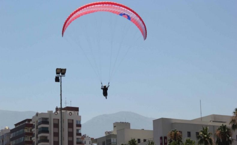 Yamaç paraşütü tutkunları İskenderun'da